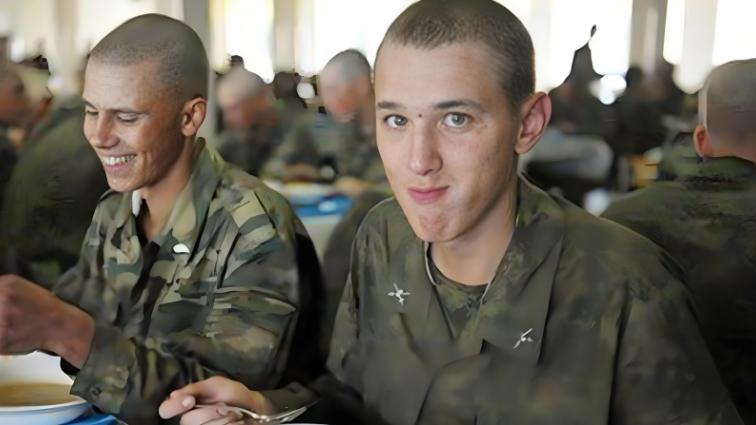 特种兵吃饭速度有多快？俄罗斯兵王创下纪录，普通人没几个能达到