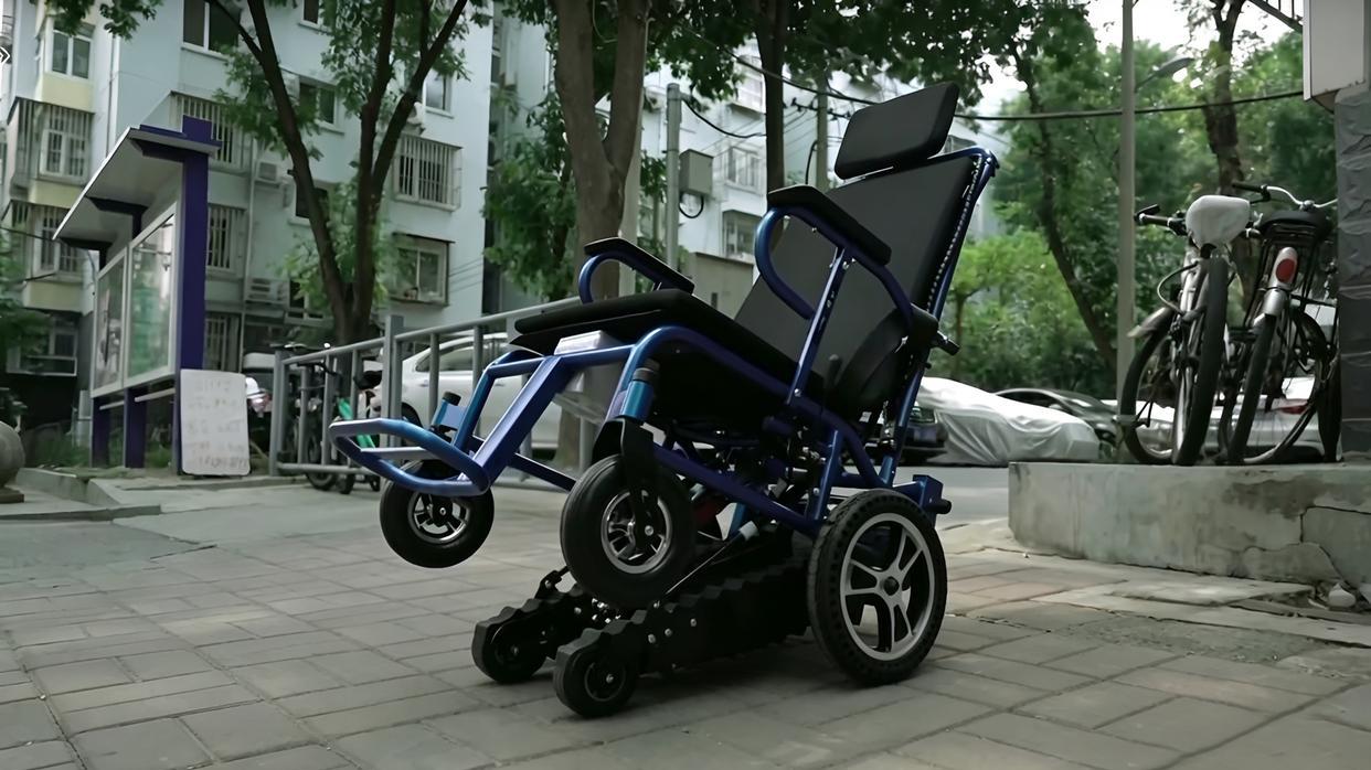 2020年，北京一男子发明了一款爬楼梯轮椅，不用电梯也能轻松上楼