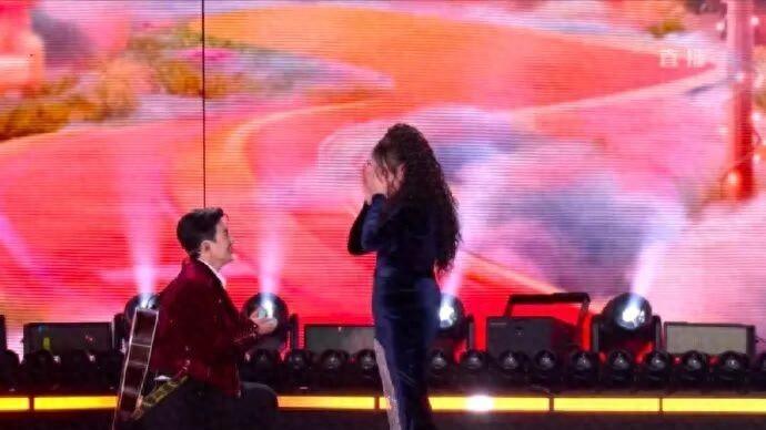 今夜甜度超标！跨年晚会现场，演员李川求婚锤娜丽莎