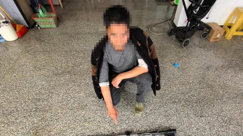 两男子网购零件非法制造枪支 真“刑”！