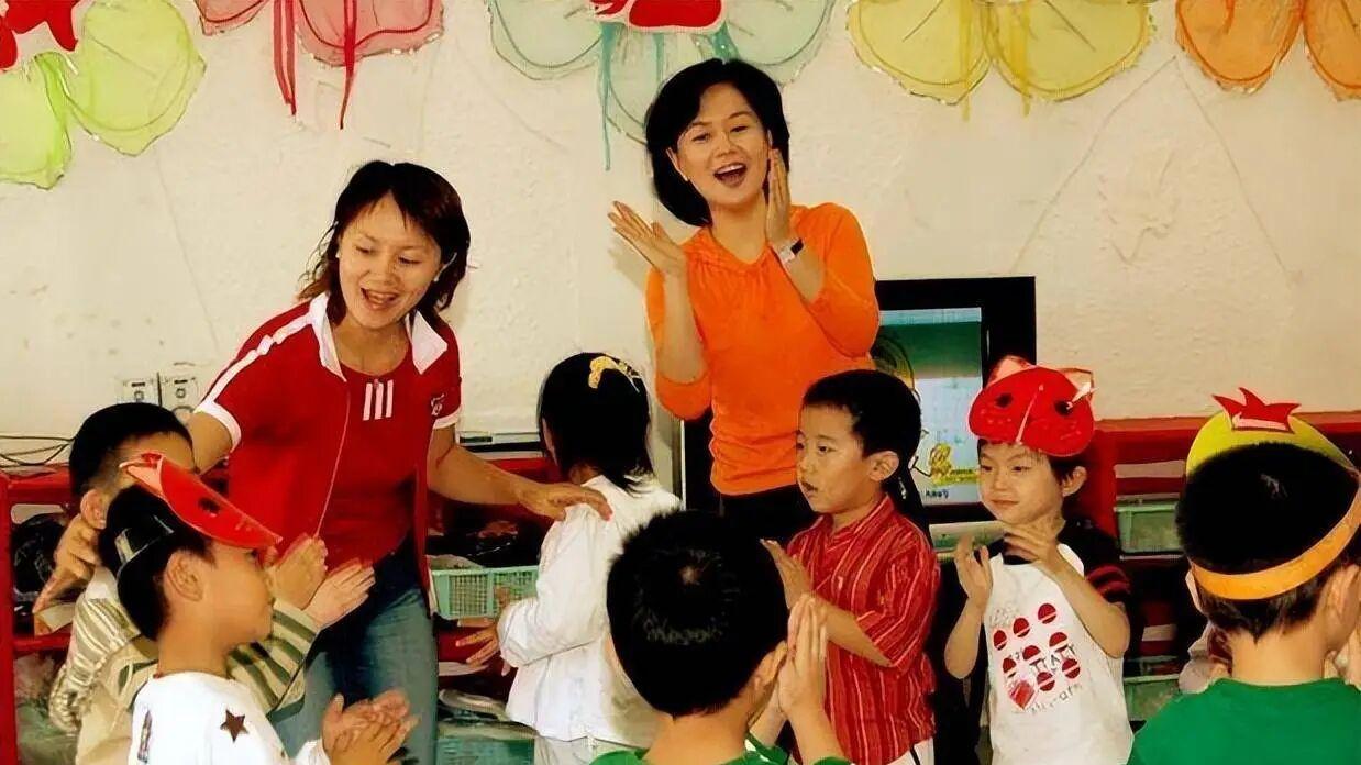 60岁鞠萍姐姐官宣退休！工作42年零失误，带着儿子再婚生活很幸福