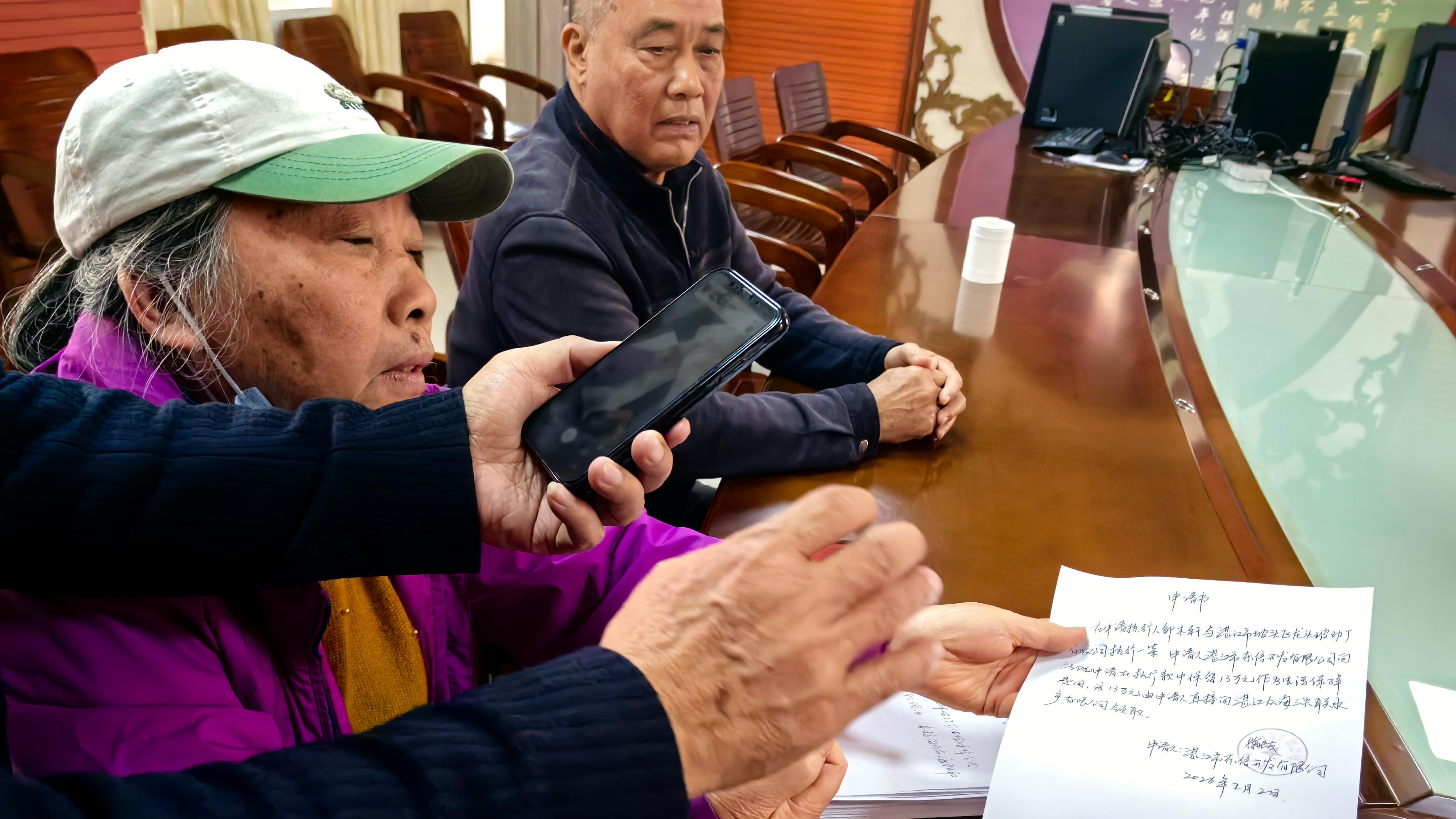 拍卖改制后，有人以假证据起诉原公司，法院为何判新公司承担债务？