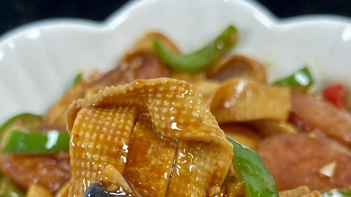 今天分享一道巨香巨好吃的青椒炒豆皮！！