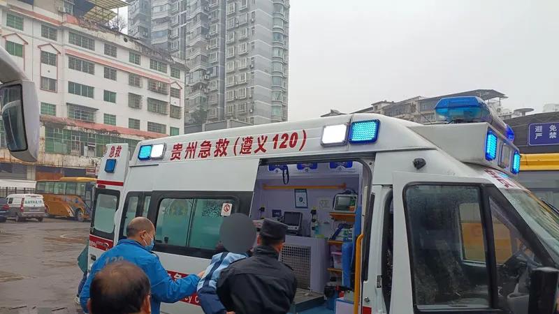 老人驾车侧翻、男孩晕倒……“别怕，有我们！”