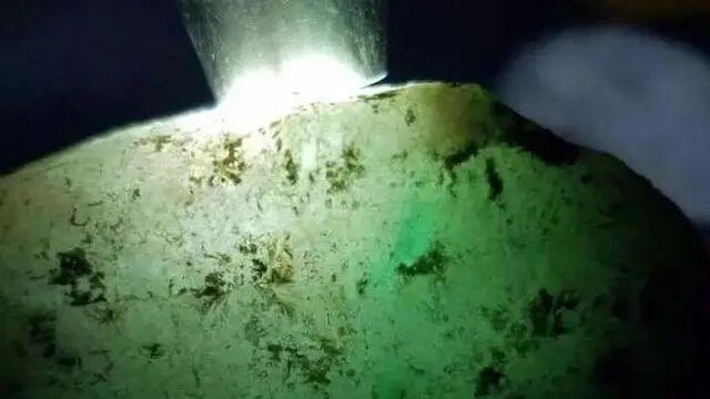 莫西沙小精品，竟然开出一块意境非凡的山水画冰牌！