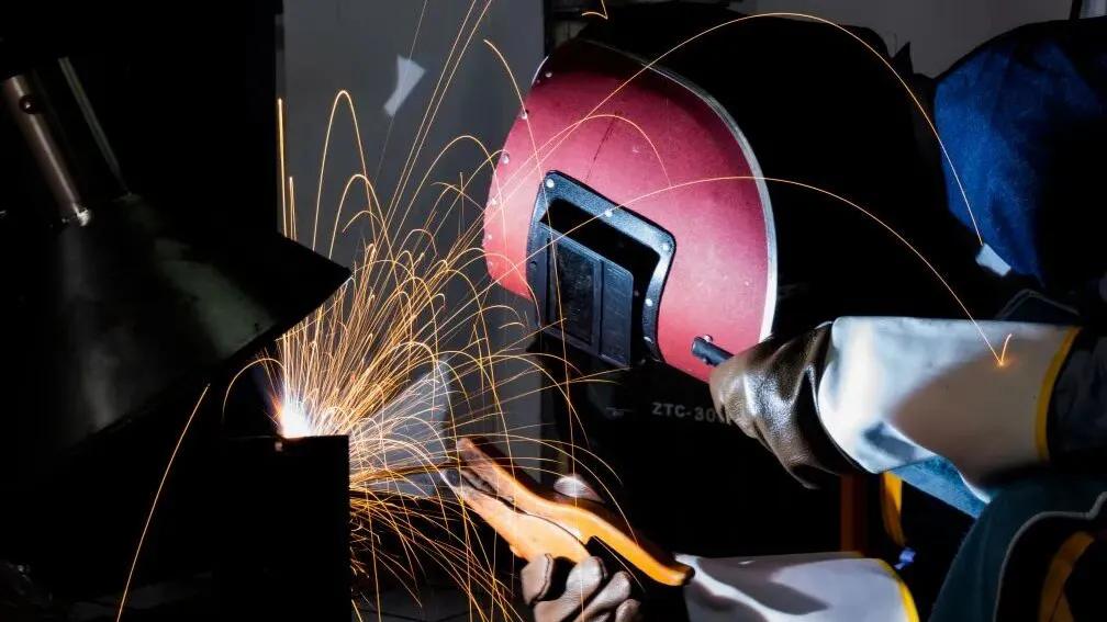 AI时代焊工为何不可替代？从甘肃万通焊接培训看技能人才的职业前景