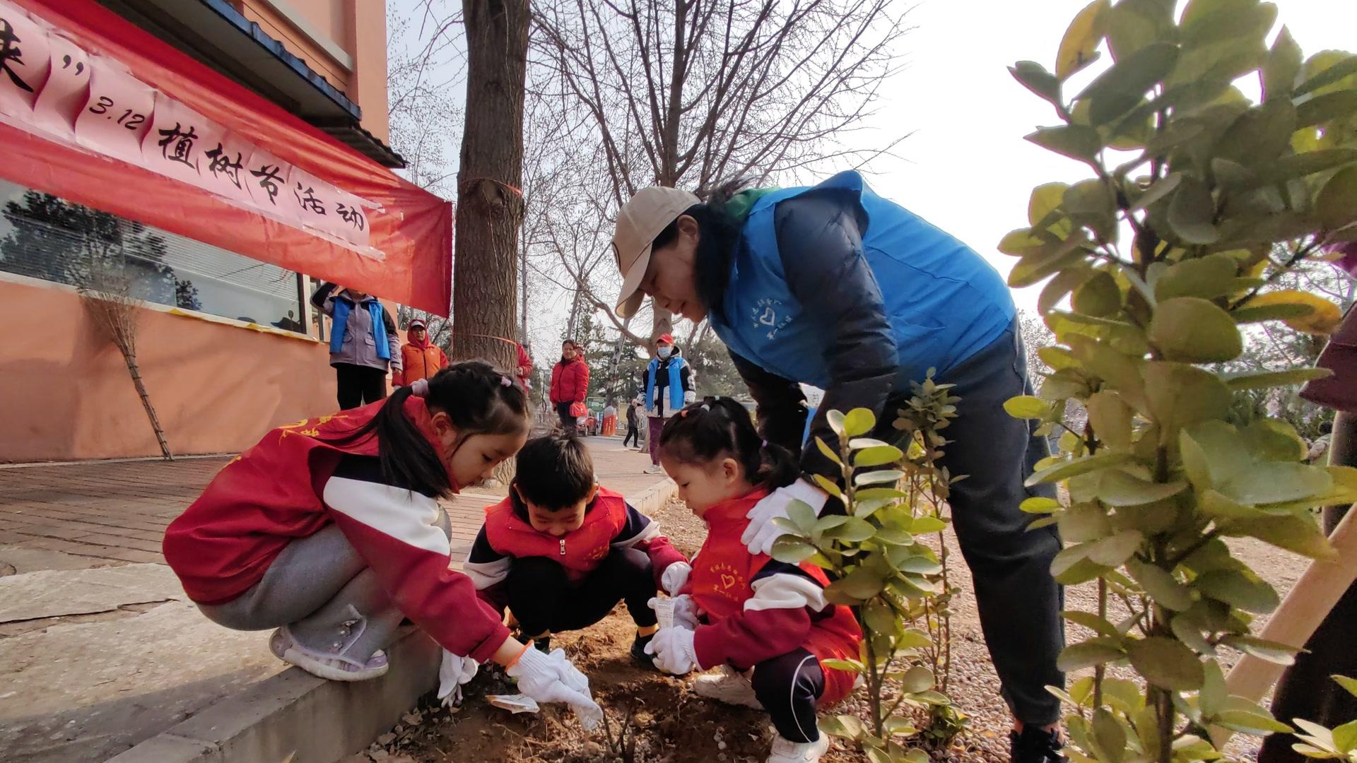 大手牵小手 植绿护绿共筑幸福家园