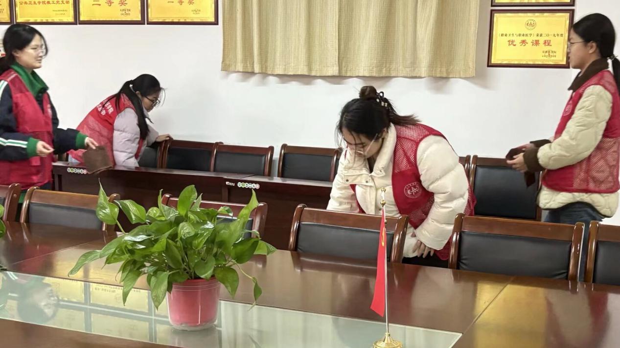 学雷锋践初心，公卫青年在行动