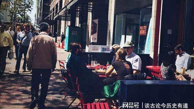 他被誉为毛主席的好战士，英雄事迹轰动美国，美国免费为他办绿卡