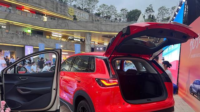 9.79万起！比亚迪四款新车深圳上市，闪充实测“9分钟充饱”