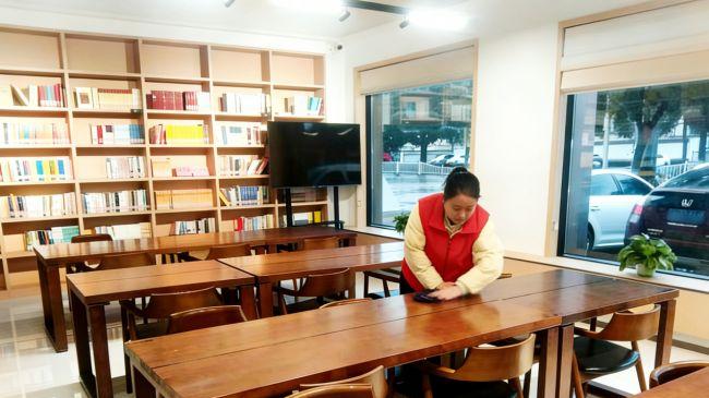 湖北黄州：“志愿红”巧织“共建图” 江滩花海绽新韵