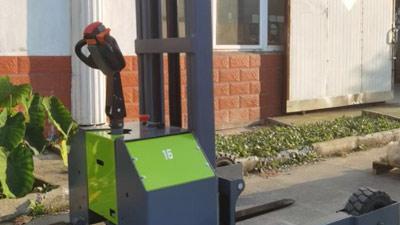 户外泥泞路用什么电动堆高车？当然是越野式叉车