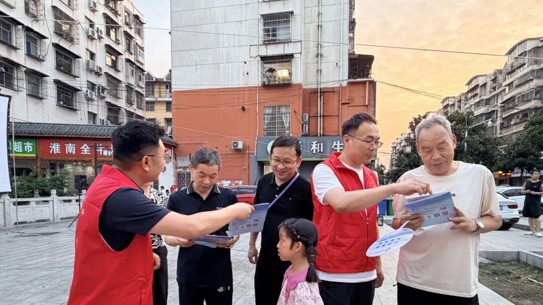 信阳技师学院联合新生社区开展主题党日活动