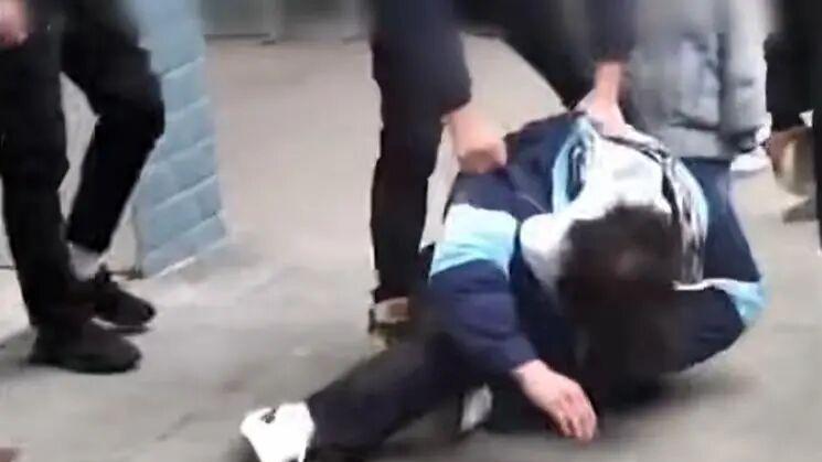 操场尘土里的最后10 分钟：那个被按地强剪黄毛的少年，再也没等到教育的体温