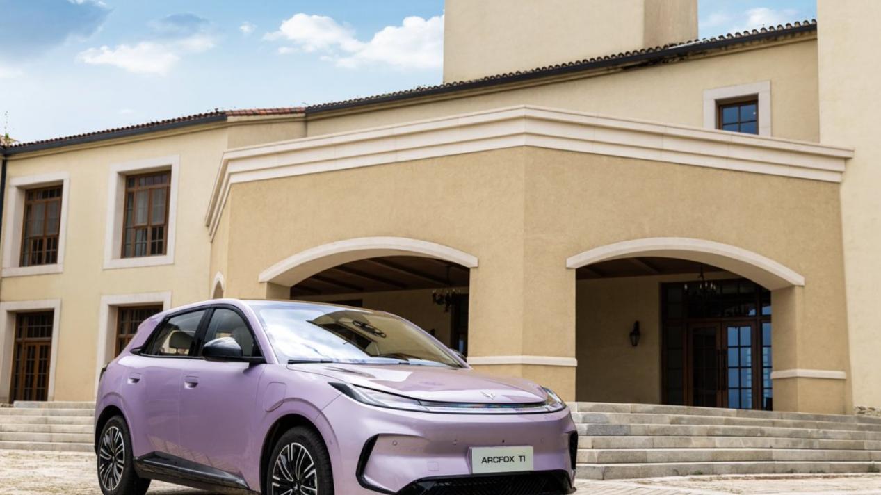 家庭出行刚需首选，极狐T1与零跑A10实用比拼