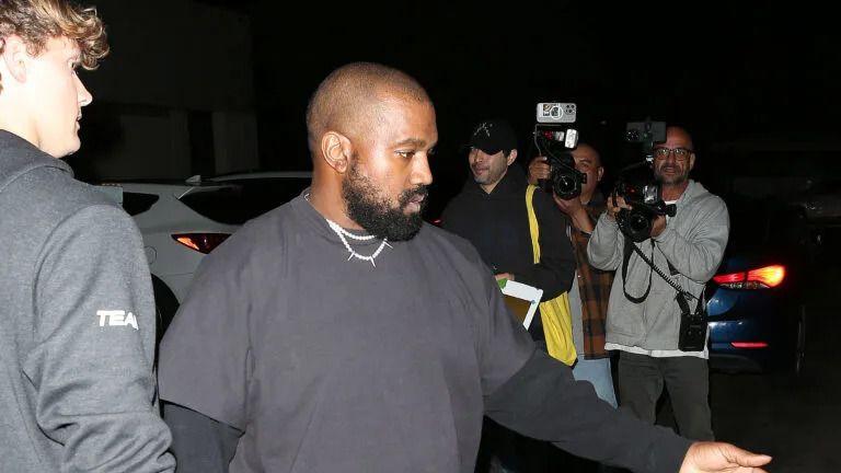 前员工索赔百万、英国禁入境！侃爷复出之路连遭重击，遮羞布被彻底扯下