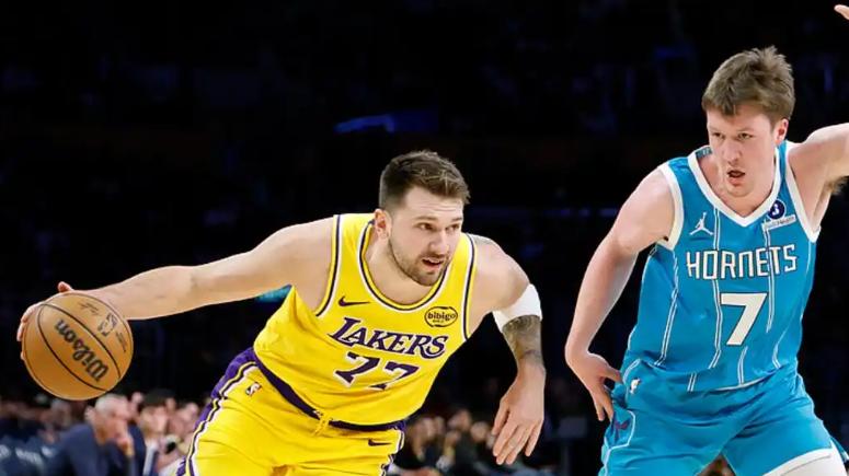 惨败黄蜂18分，湖人5战4负排西部第5，东契奇空砍39分，老詹29+9