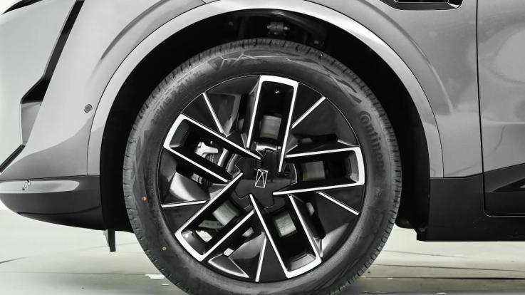 因颜值上车，却被空间逼疯？这款搭载华为乾崑的中大型SUV不香么