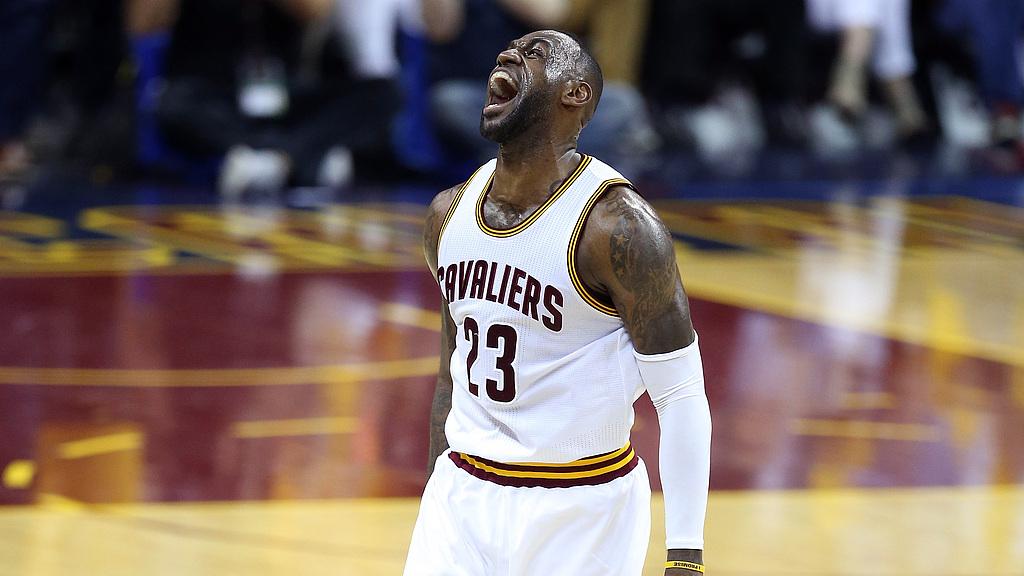 1612场，詹姆斯成为历史第一？球迷调侃：他不是打出来的，是从对手身上偷来的。