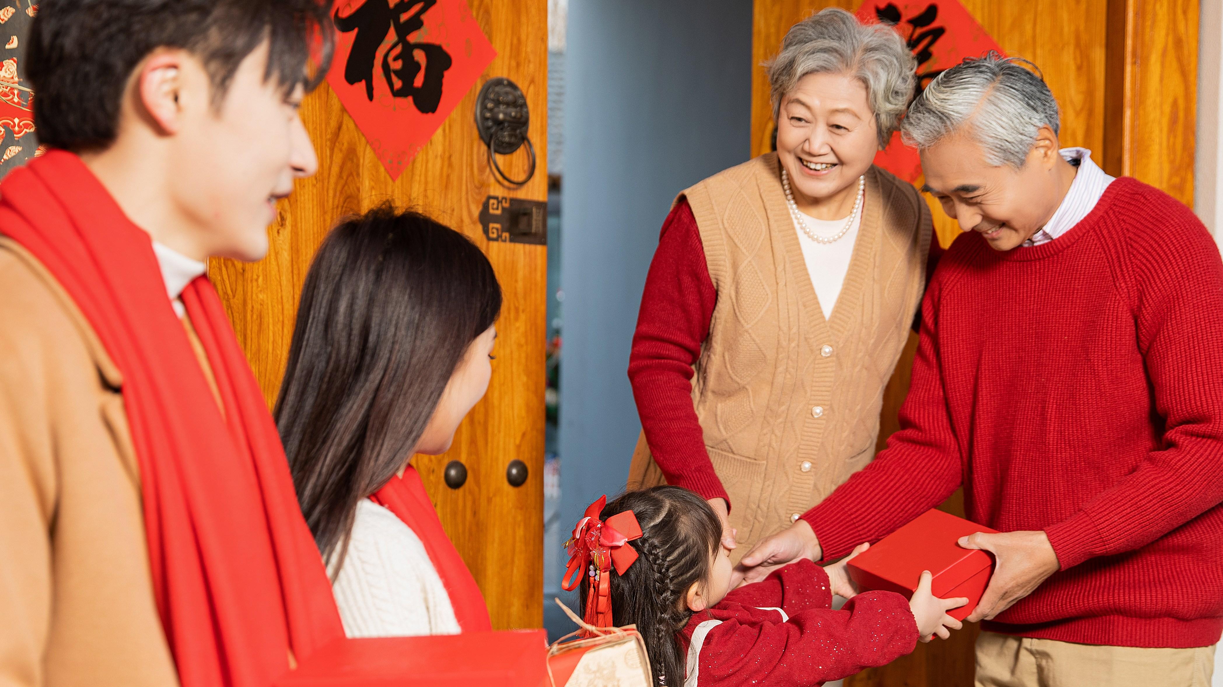 春节是去外婆家还是去奶奶家过年？娃的选择很现实，爸妈别责怪！