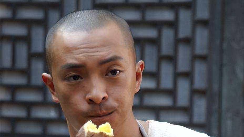 北京二环外租屋，他骑二手电瓶车上班，影帝身份像被谁悄悄抹掉了一样；