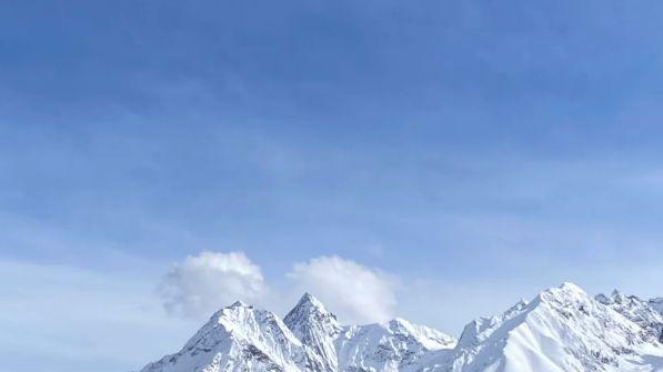 然乌湖：雪山冰川下的羊奶湖，藏东高原的水色诗篇