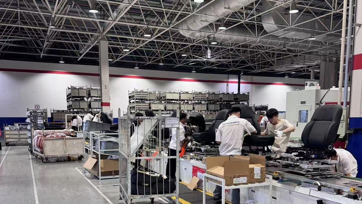 柳州柳东招汽车座椅普工：17元一小时，包两餐，可以带手机
