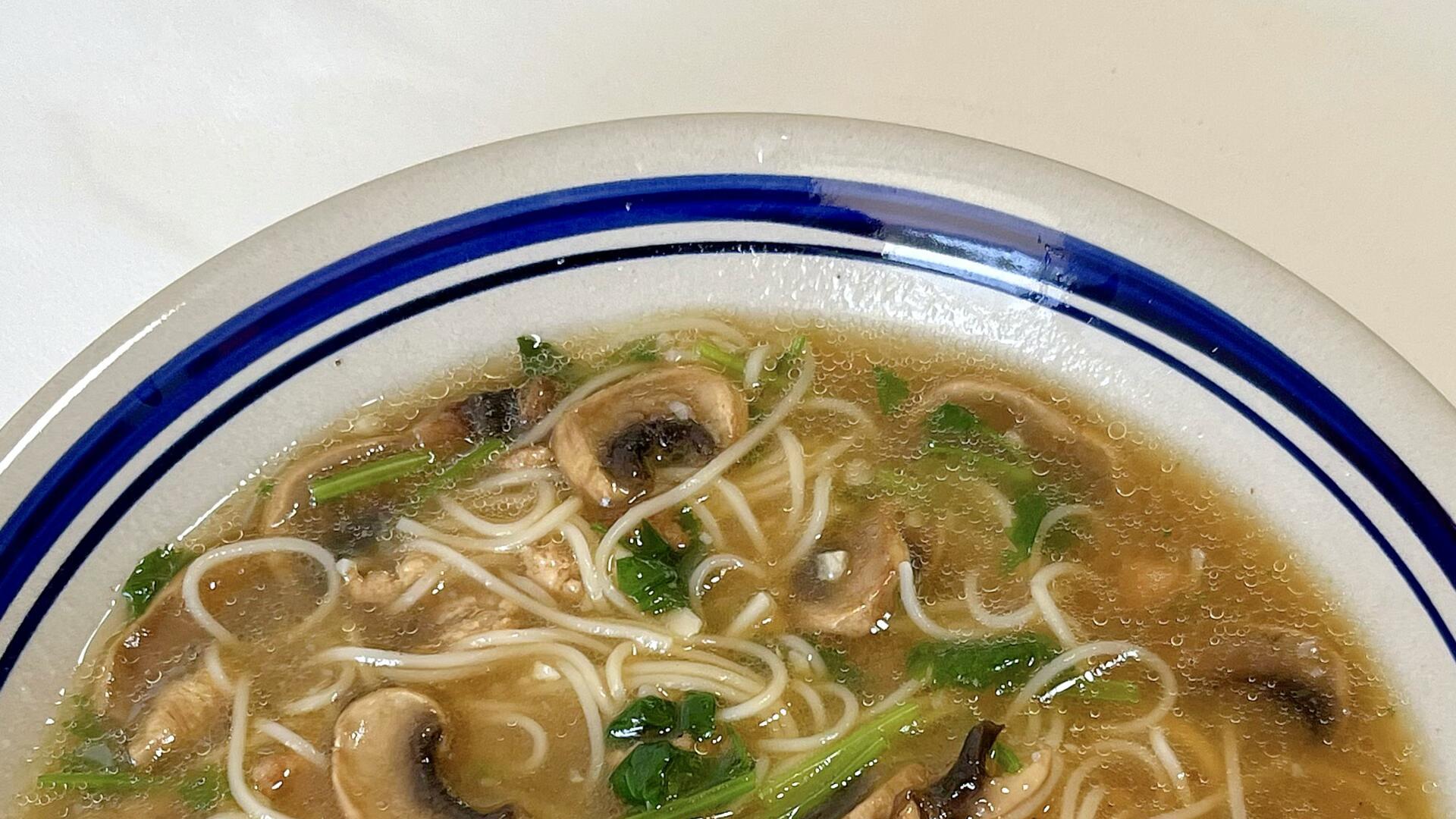 这碗素面凭啥这么好吃？口蘑吸满肉汁，口感真的能这么嫩滑入味？