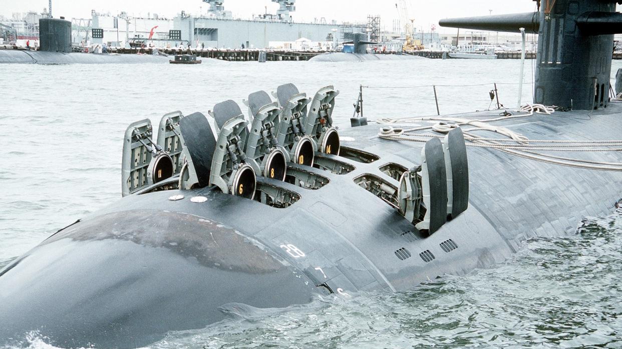 水下的055和福建舰，X舵+泵喷+垂发，美媒：09V型核潜艇已下水