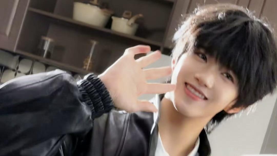 张函瑞黑皮衣造型引爆全网，“小黑猫”反差萌与角色张力共舞