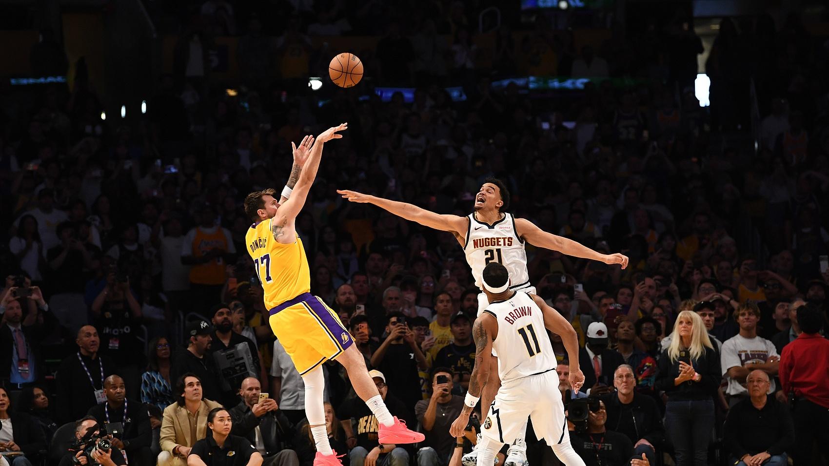 配角打法有奇效！老詹鱼跃救球点燃全队 蓝领型4号位拉高湖人上限