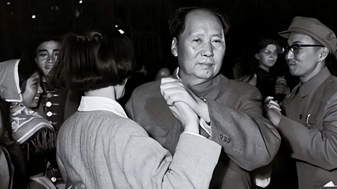 毛主席为啥三上庐山，重要会议期间，为何要特意邀请一女同志跳舞