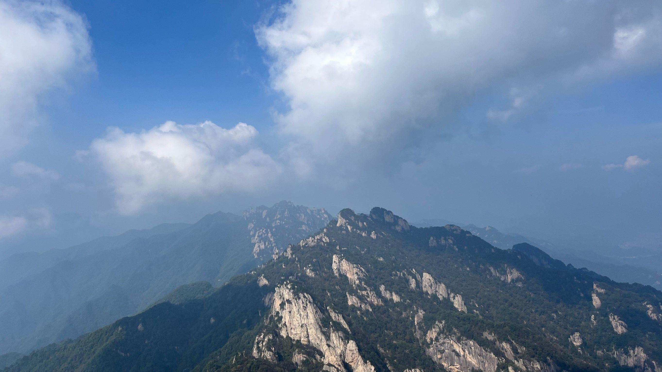 位于河南洛阳的老君山风景名胜区，拥有世界最大的花岗岩峰林奇观