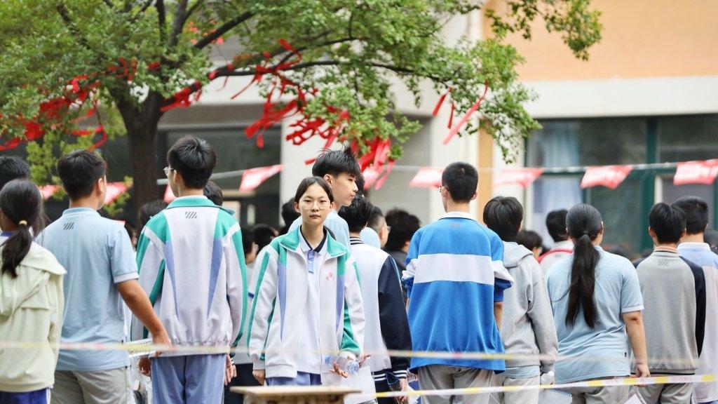 “携带充电宝乘机”入考题！2026青岛中考物理结束，考生反馈难度不大