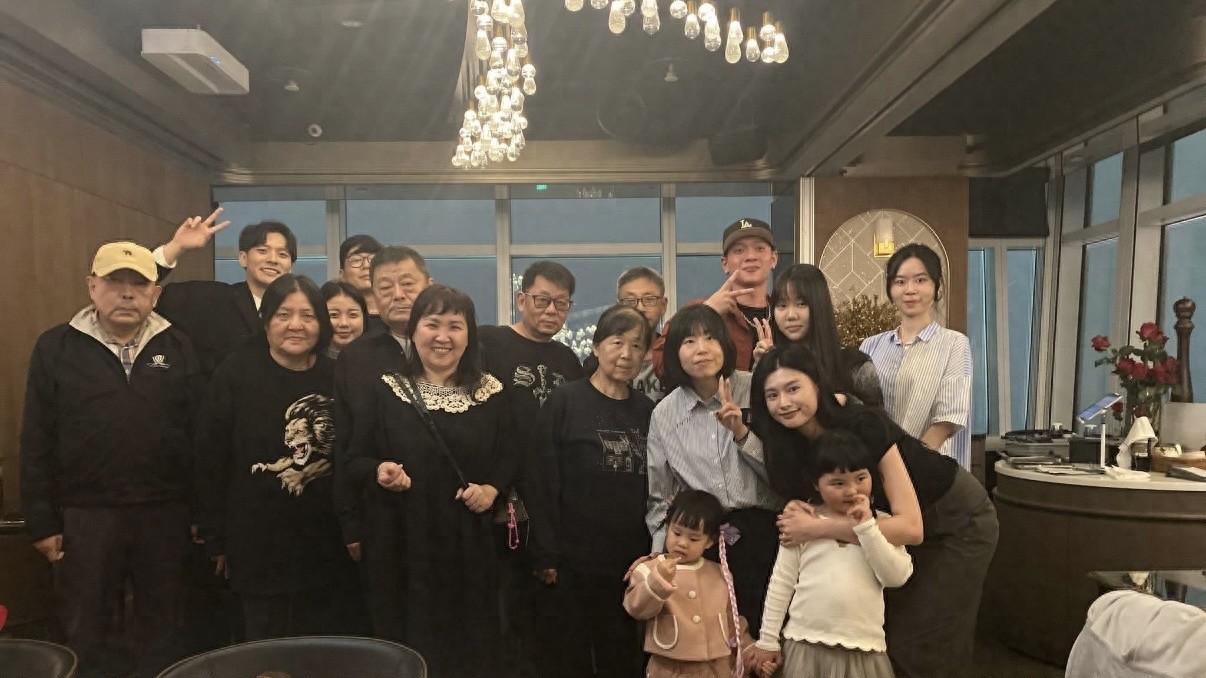 23年前那个满月婴儿，如今站在邱瓈宽身边笑得挺直了腰杆