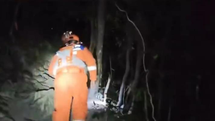 8人罗浮山徒步，2女子体力不支被弃荒山，消防3小时紧急搜救脱险