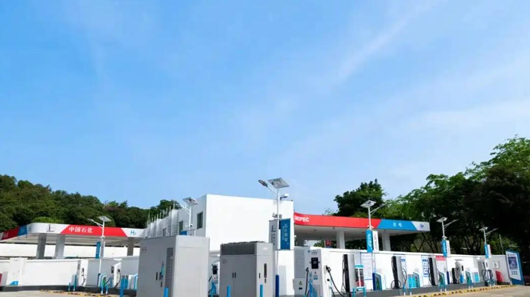 比亚迪联手中石化搞大事！油电一体化落地，2027年闪充能普及吗？