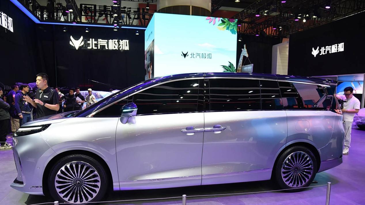 内嵌防滚杠+0醛座舱：极狐问道的安全守护让红毯女神更从容