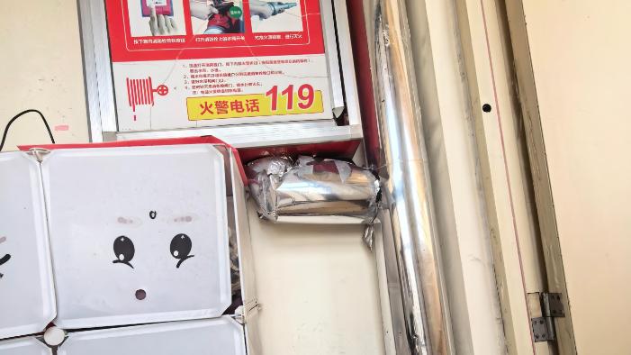 济宁一小区消防连廊被杂物挤占，生命通道存安全隐患
