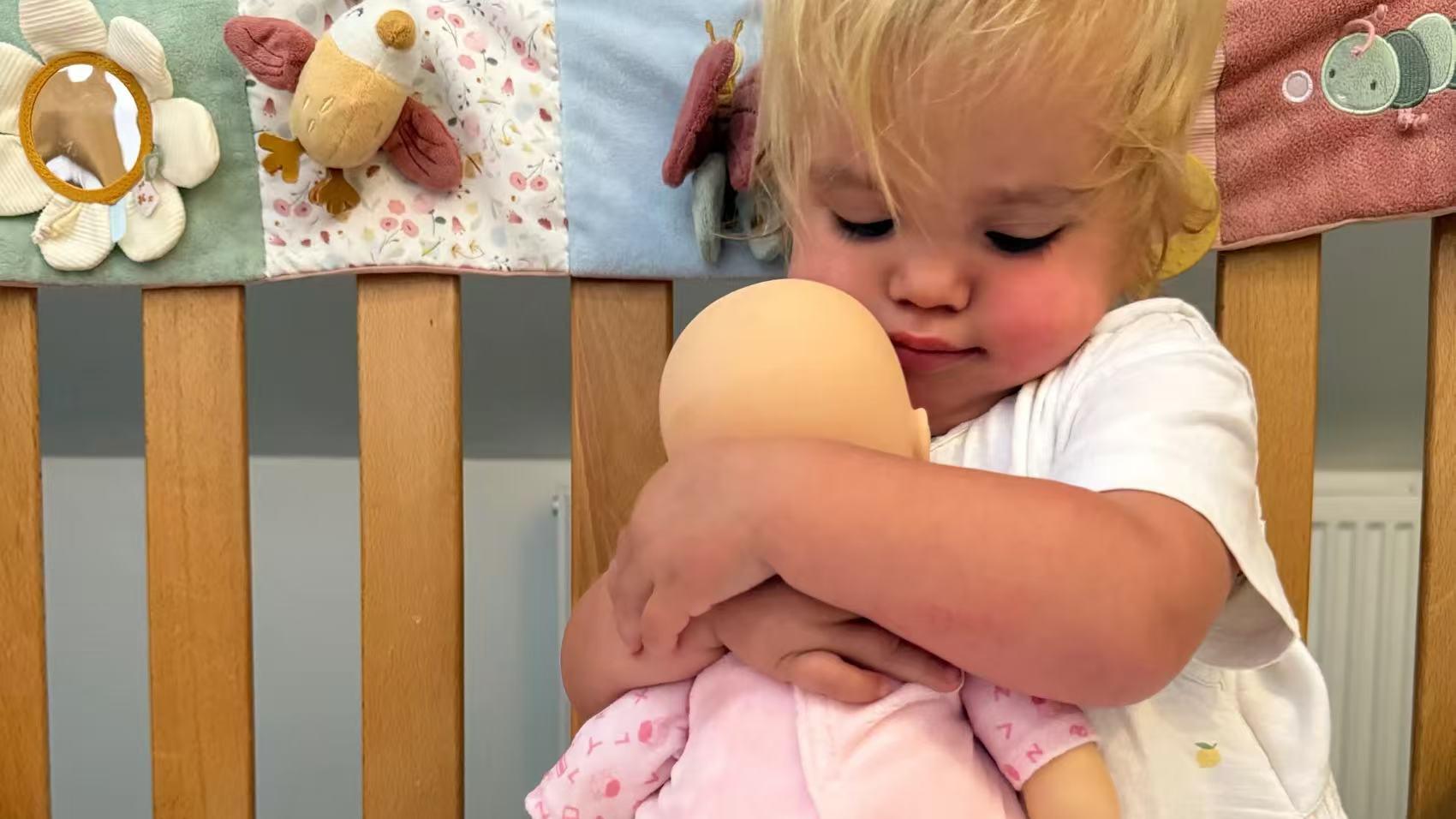 两岁女童浓眉竟是患病信号，罕见儿童痴呆症揪出隐匿基因