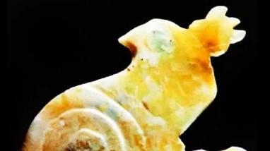 把玩高古玉，意趣重在"沁变"