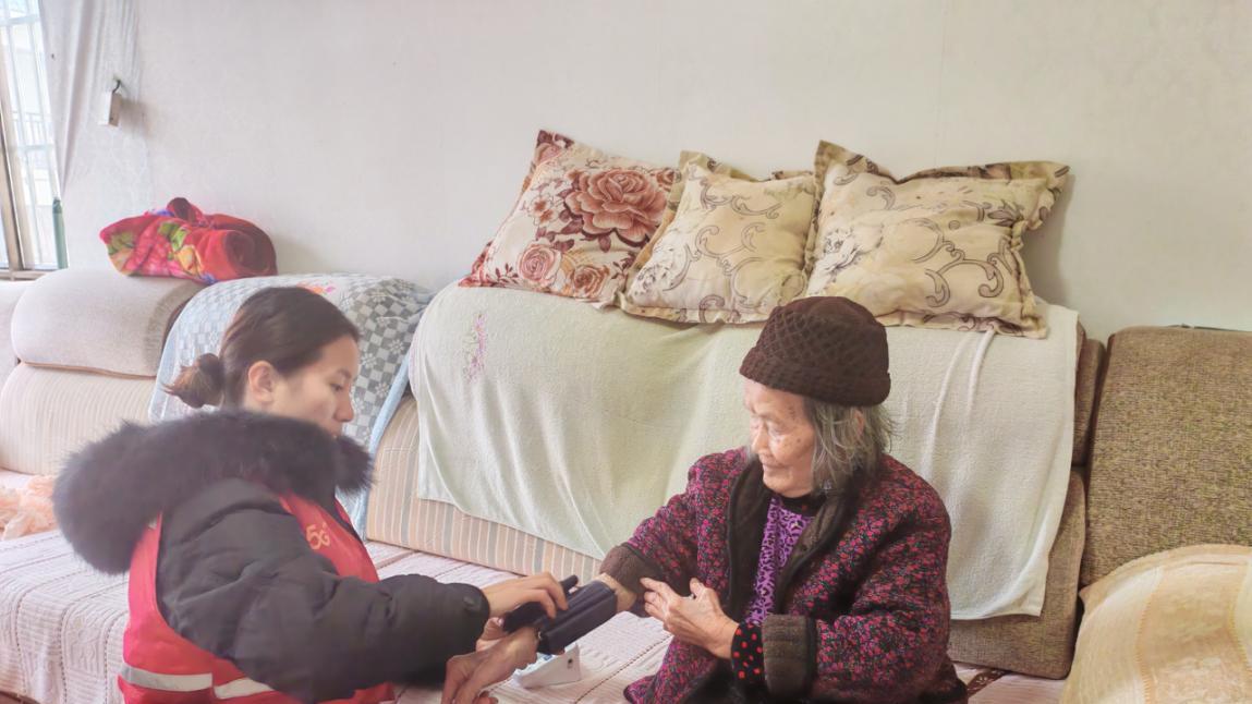 新春志愿行 河池移动为小区居民 送福送关怀