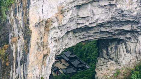 椭圆天坑配幽深地缝，尽显岩溶地貌磅礴气势