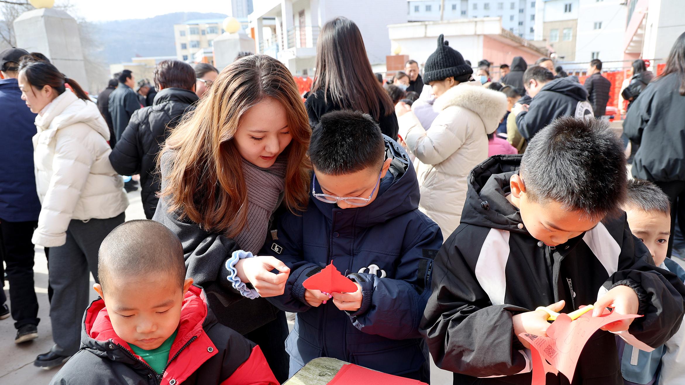 宜川县：立春“送福”进社区 多样服务暖民心