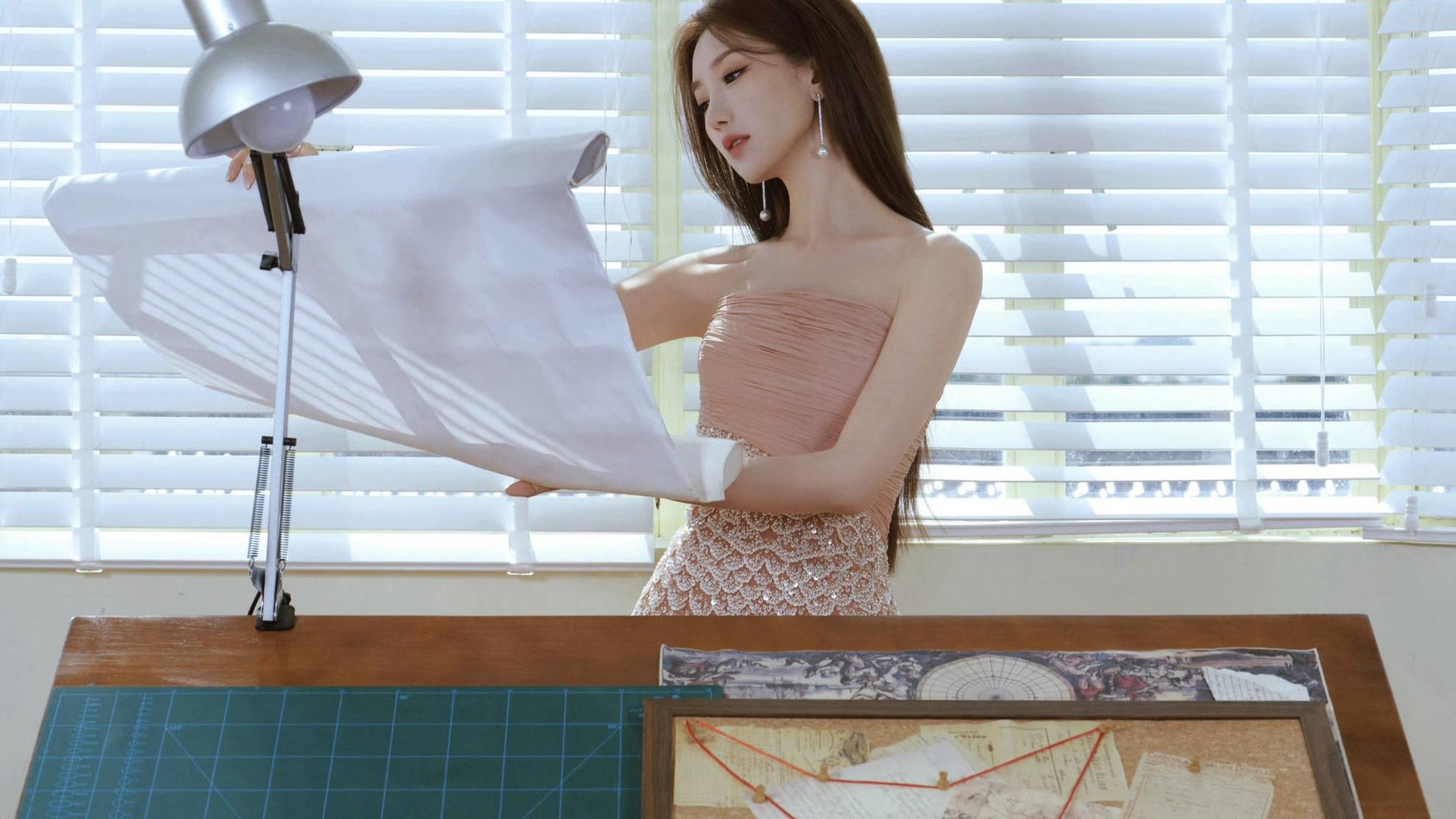 毛晓彤渐变鱼尾裙鲨疯全场！38岁甜妹化身人鱼公主，红毯上演“魔法变身”