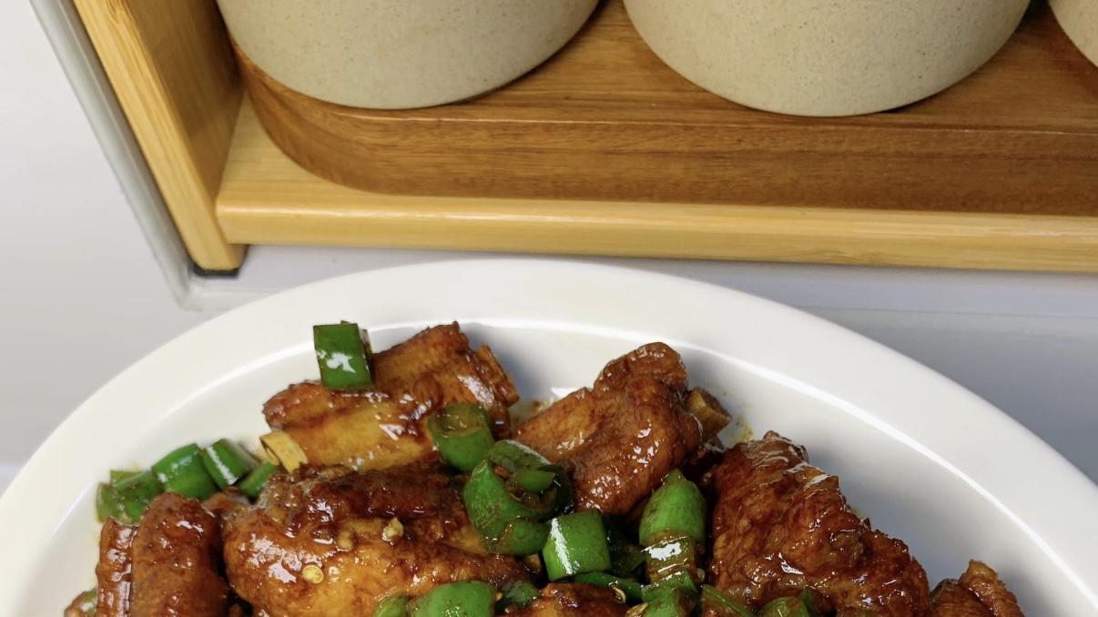 好吃的青椒焖排骨，香辣下饭