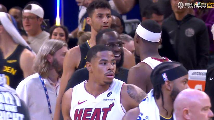 勇士四连胜！库里19+3+11，巴特勒伤退，赛后格林一把抱住阿德巴约