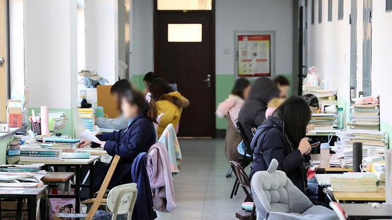 为什么拥有优质文凭的年轻人，依然会被时代碾碎？