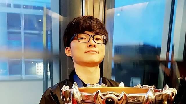 Faker罕见暴怒！队友挂机当场举报要求封号，被扒身份竟是LPL选手