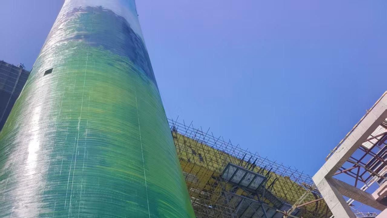 宏顺建设承接的新疆210米烟囱美化工程已正式进入面漆